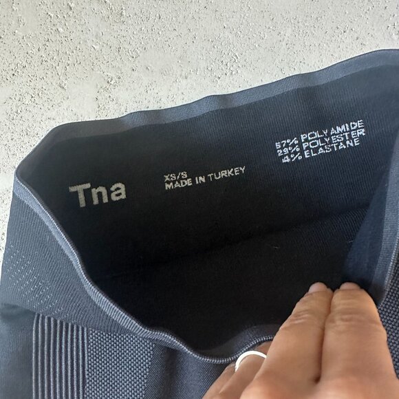 Aritzia TNA Women's Ventura High Rise Seamless Biker Shorts in Dark Grey Size XS - Picture 4 of 8